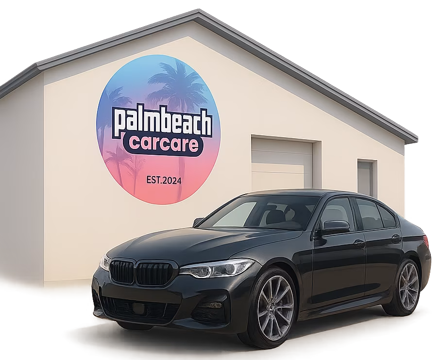 Frisch aufbereiteter schwarzer BMW vor Gebäude – Autoaufbereitung Palmbeach Car Care Chemnitz